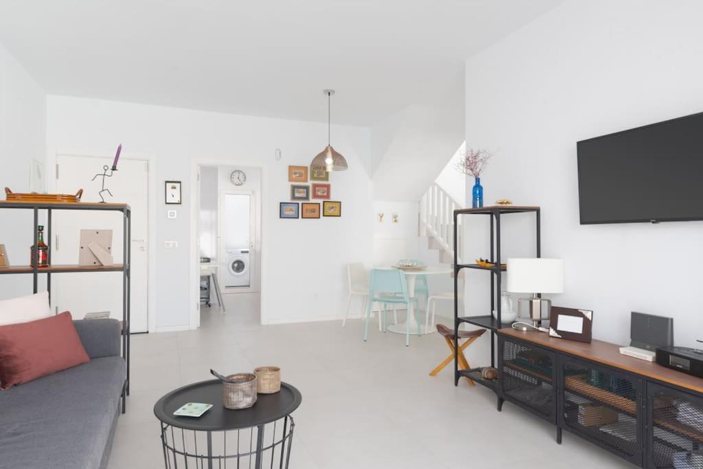 Casa Lolalo - Modern Villa With Pool, 15Min Walk To Marina Rubicon 普拉亚布兰卡 外观 照片