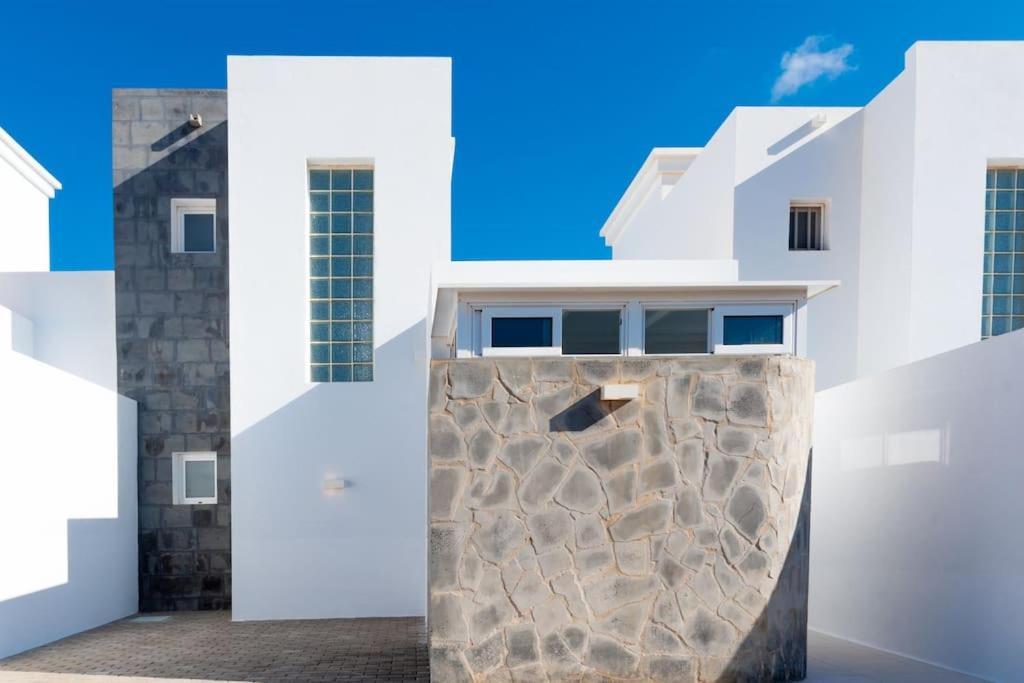 Casa Lolalo - Modern Villa With Pool, 15Min Walk To Marina Rubicon 普拉亚布兰卡 外观 照片